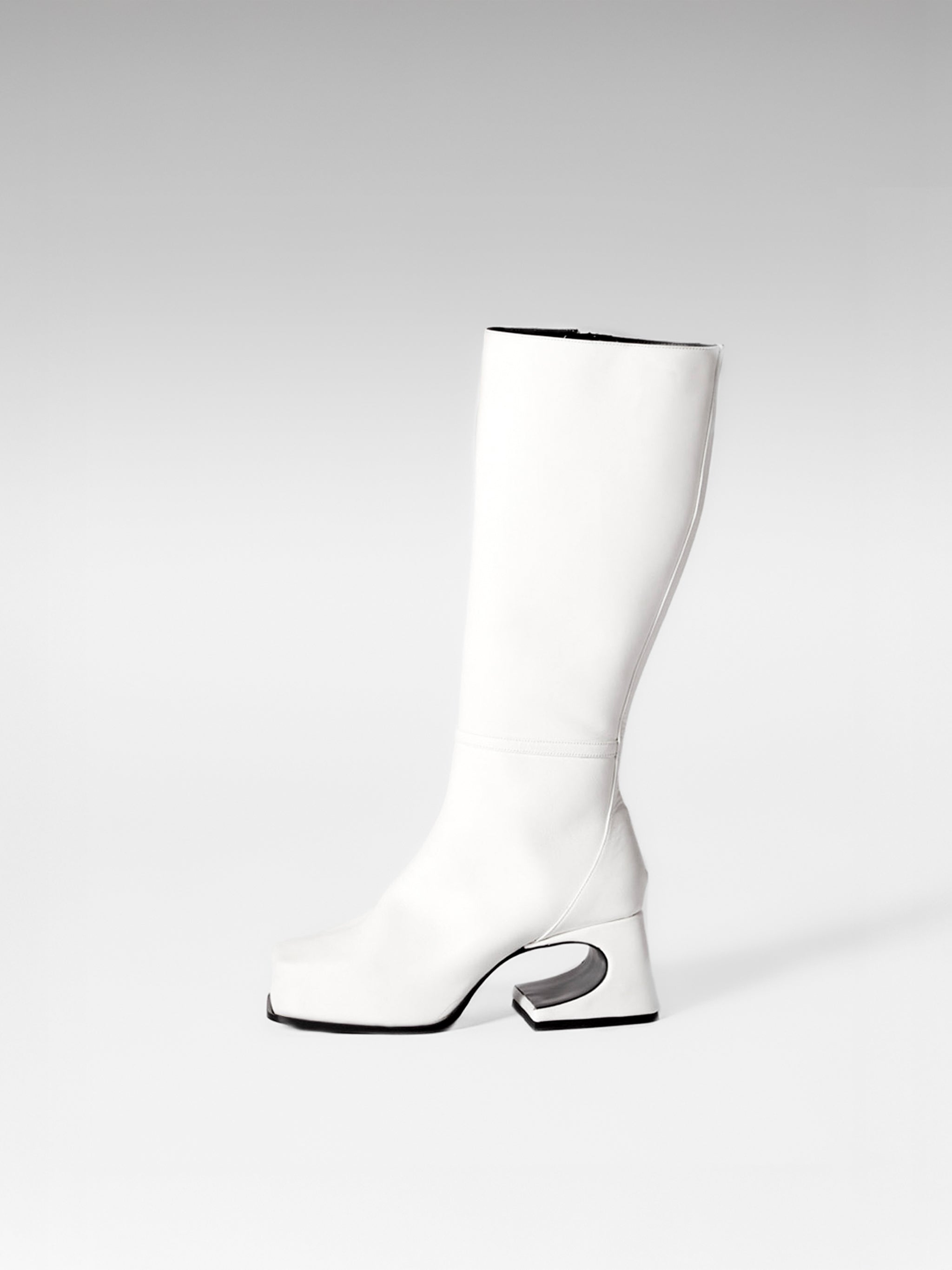 Coca White Roxy Boy Boots